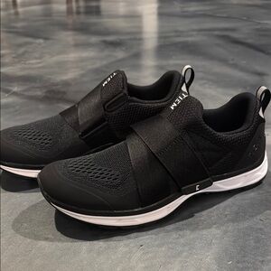 NWT black TIEM slipstream, women’s size 11